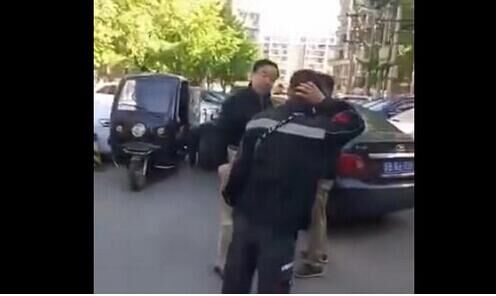 快递员委屈无处安放 Airwheel智能头盔为他们