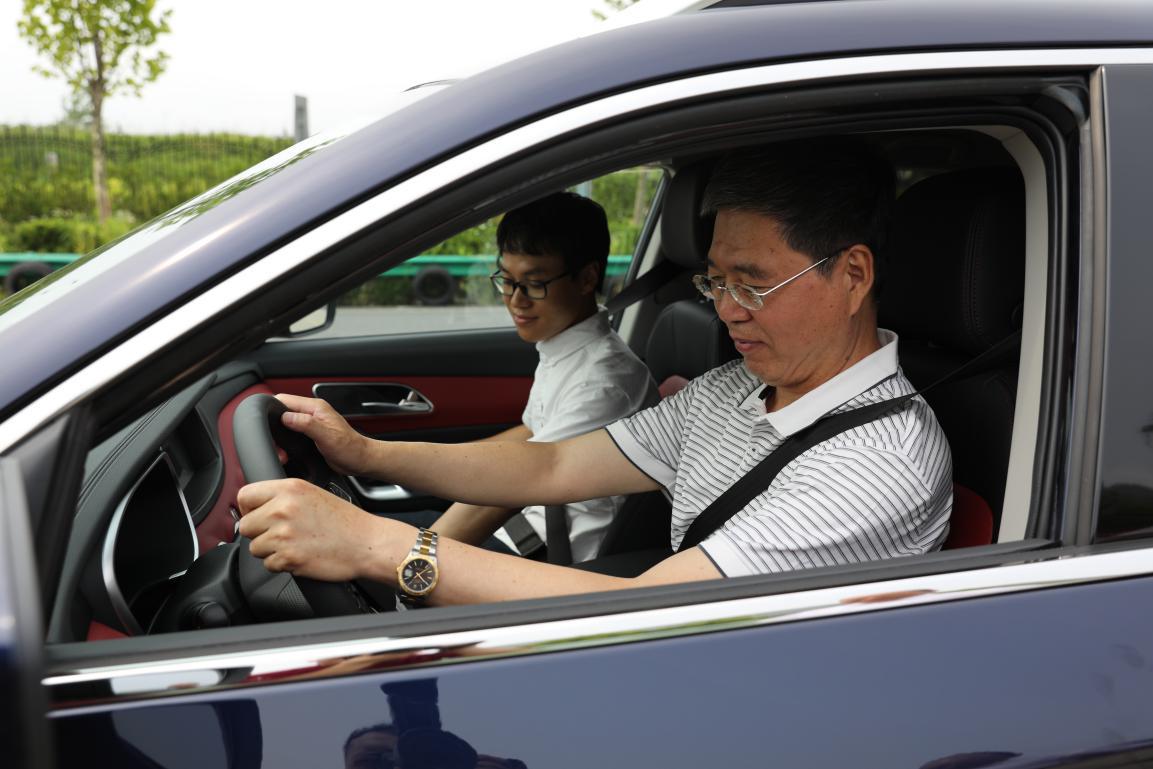 中国汽车评价研究院专家团深度试驾江淮瑞风S